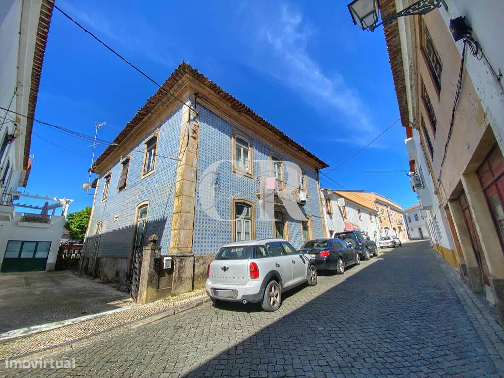 Edifício senhorial, para recuperar, no centro da vila de Figueiró dos - Grande imagem: 2/24