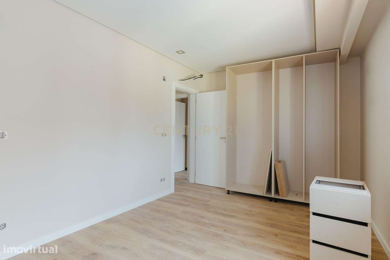 Apartamento T2 Novo com Vista Panorâmica em Loures-53
