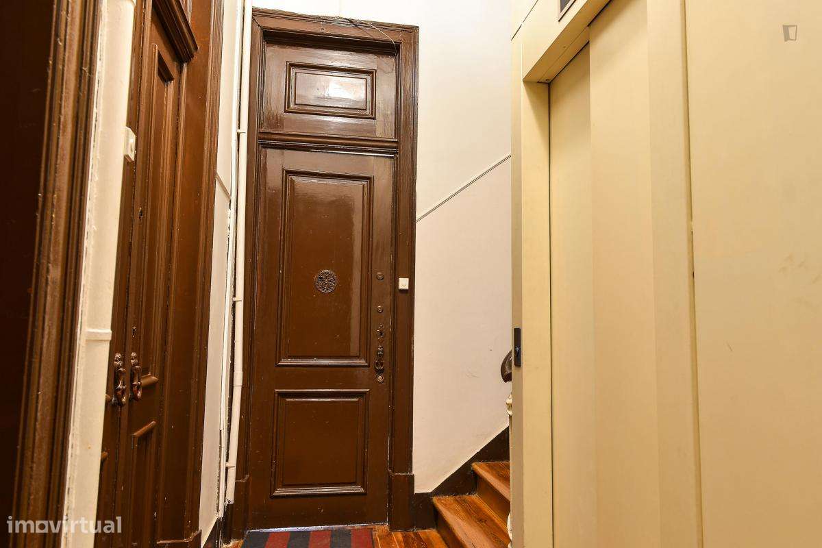 Quarto - localizado em Intendente Lisbon - Grande imagem: 4/9