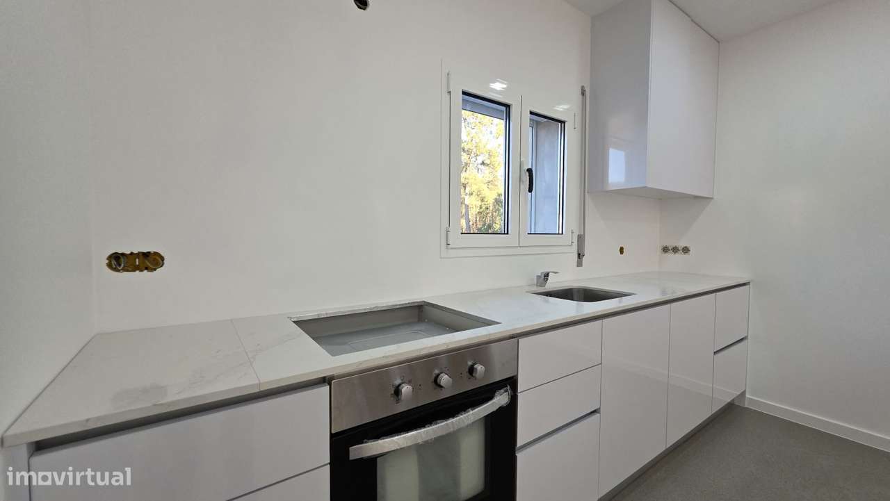 Moradia com dois apartamentos independentes com terreno e armazém.-8