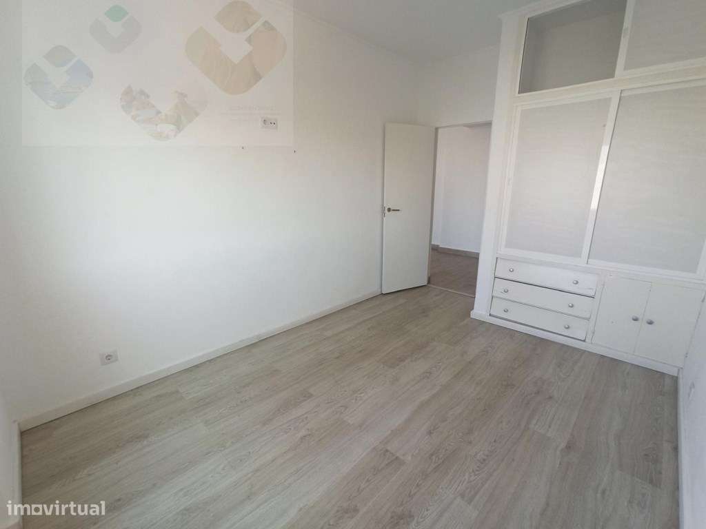 Amadora Venteira, T1, Completamente Remodelado, Vista Panorâmica!-13