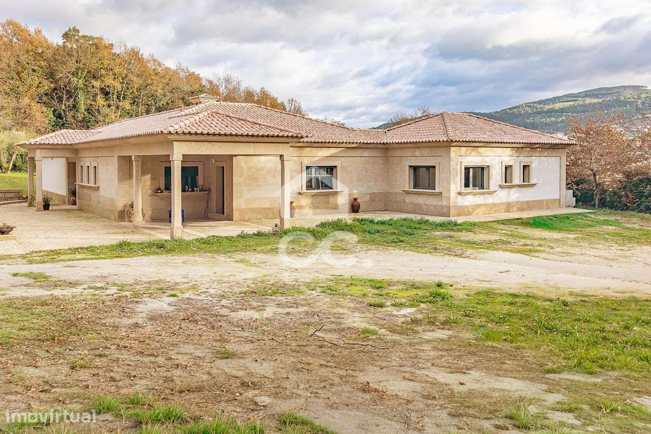 Moradia Térrea de Luxo com Cave | Conforto, Eficiência e Espaço Exteri-8