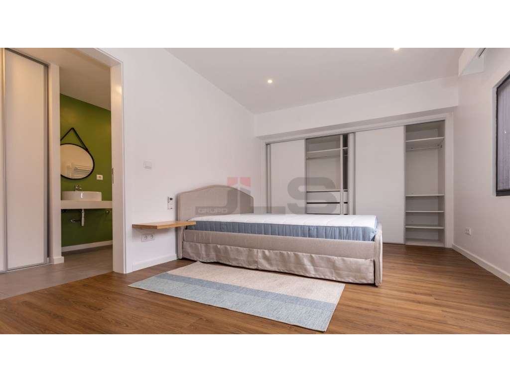 Moradia V4 com Apartamento T1 Anexo, Totalmente Remodelada - Centro...-36