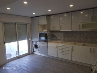Fantástico e único T2 com 2 varandas Prédio muito bom localização e... - Grande imagem: 2/10