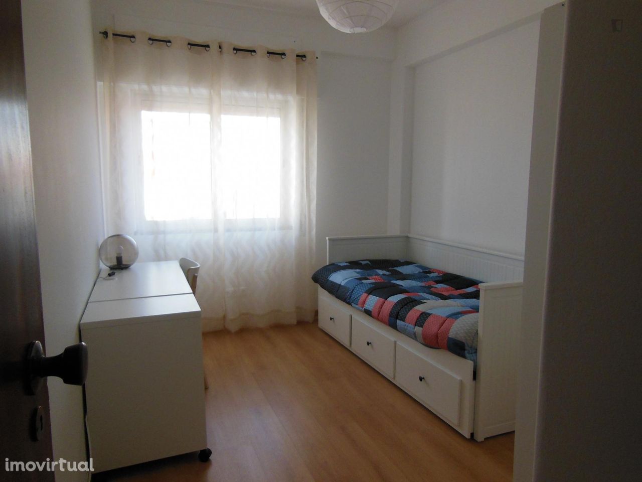 430526 - Single bedroom in a three-bedroom apartment