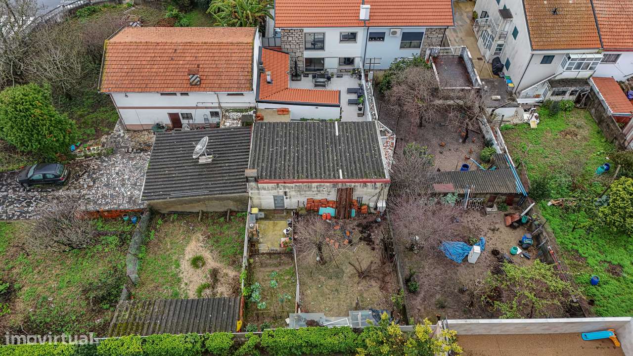 Moradia T4+1 renovada com anexo e jardim em Canidelo-19
