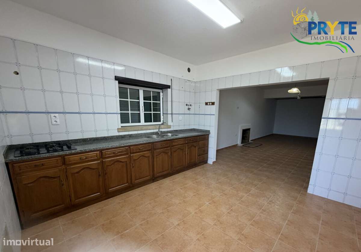 Moradia em Excelentes Condições com Amplo Terreno - Oportunidade Única-47