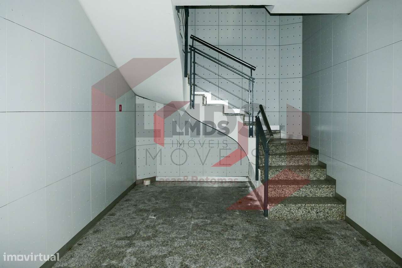 Fantástica Loja de três pisos na Rua Brito Capelo - Matosinhos - Grande imagem: 5/33