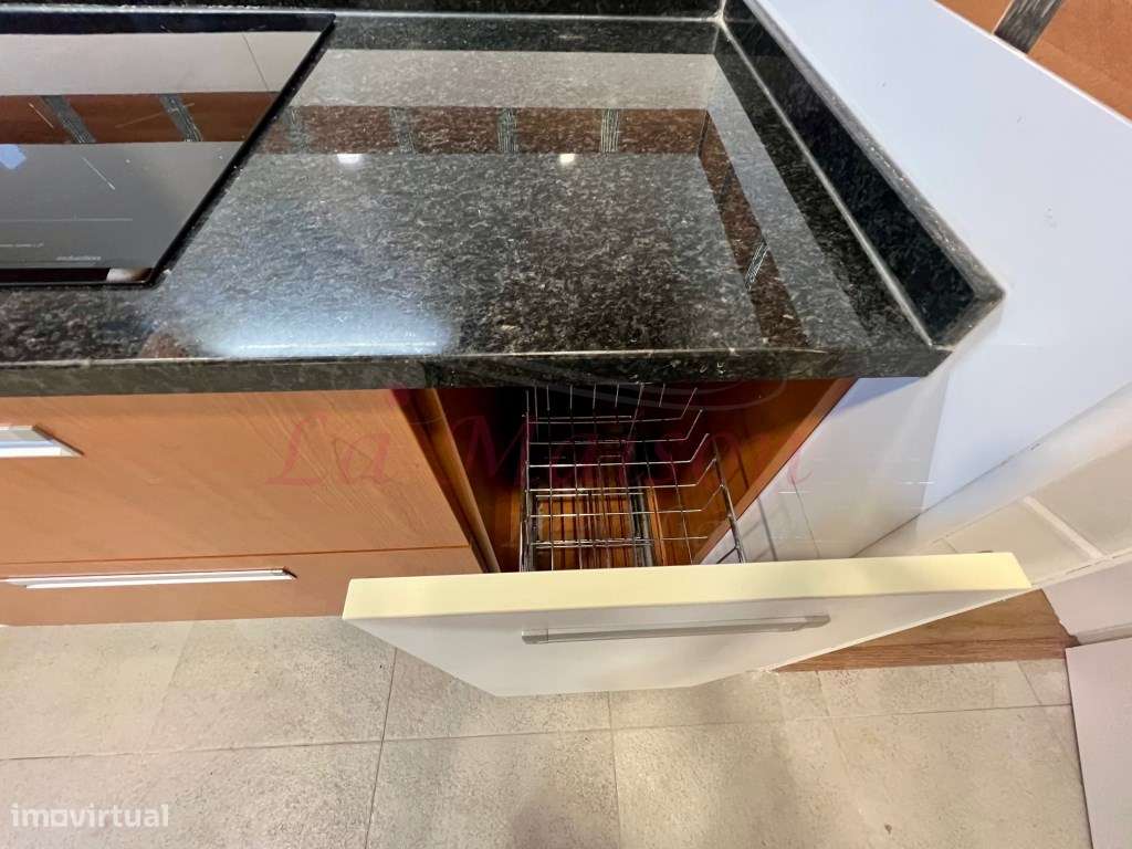 Moradia V4 Duplex no Centro de Loures-35