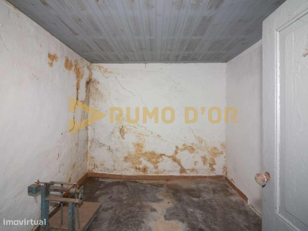 T2 no Centro de Olhalvo com Grande Potencial de Transformação - Grande imagem: 4/28