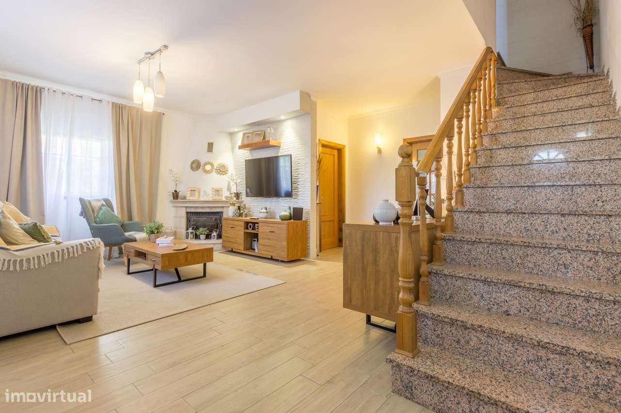 Moradia geminada T3 na Quinta do Conde com piscina, garagem e jardim-4