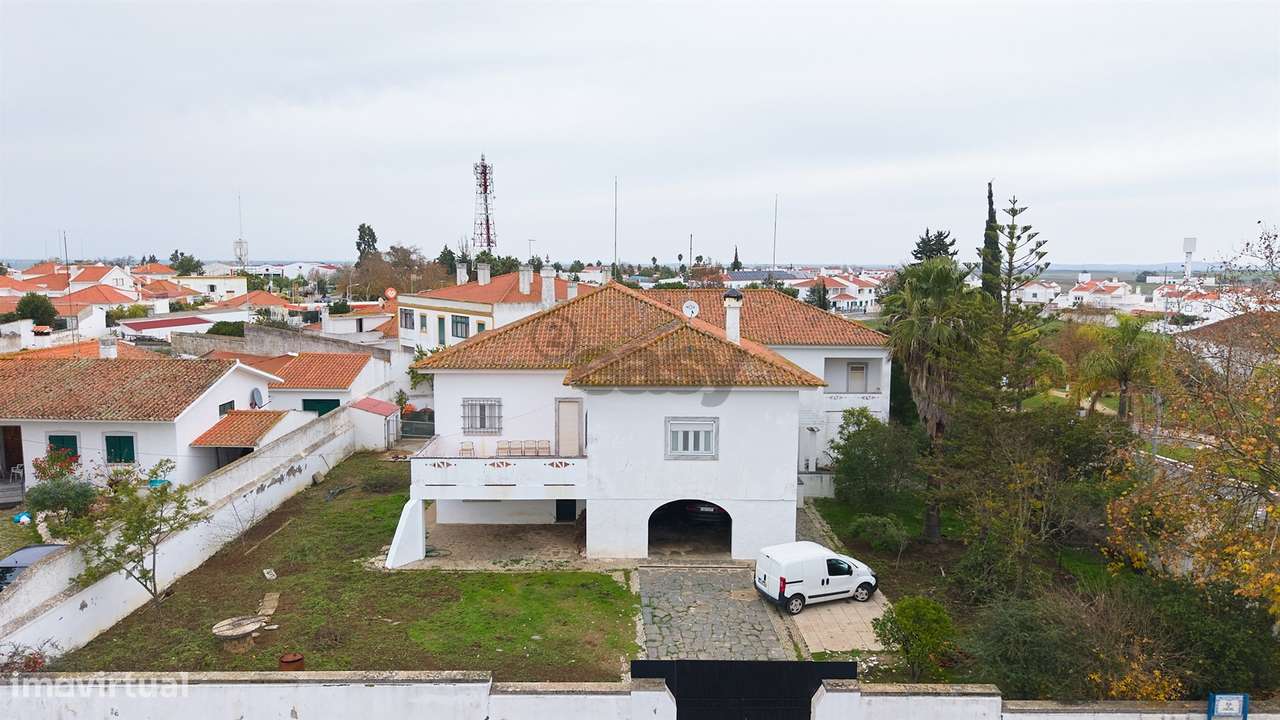 Moradia Senhorial com 16 divisões com Arrumos e Jardim, centro-13