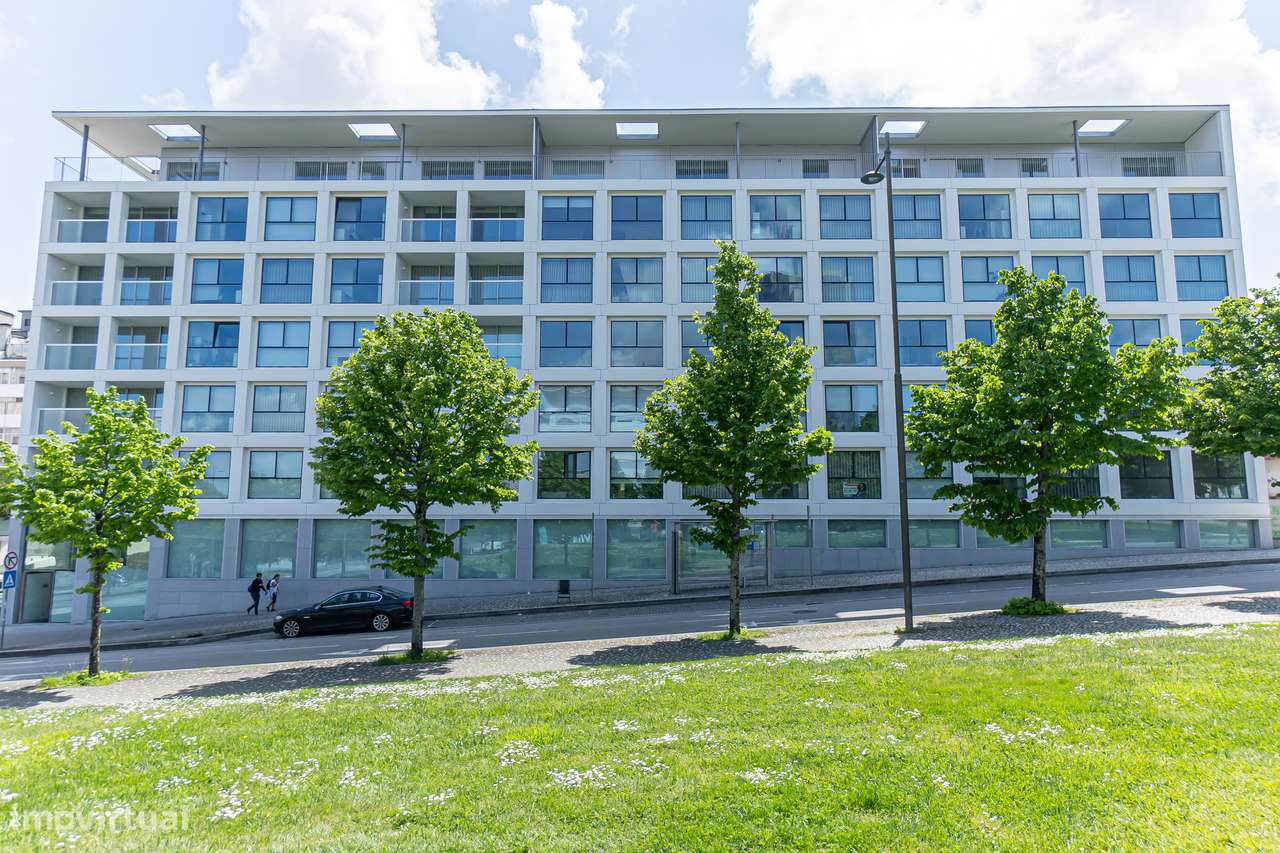 T3 Novo em Condomínio com Jardim, 3 Garagens, Permuta Possível - Grande imagem: 2/24