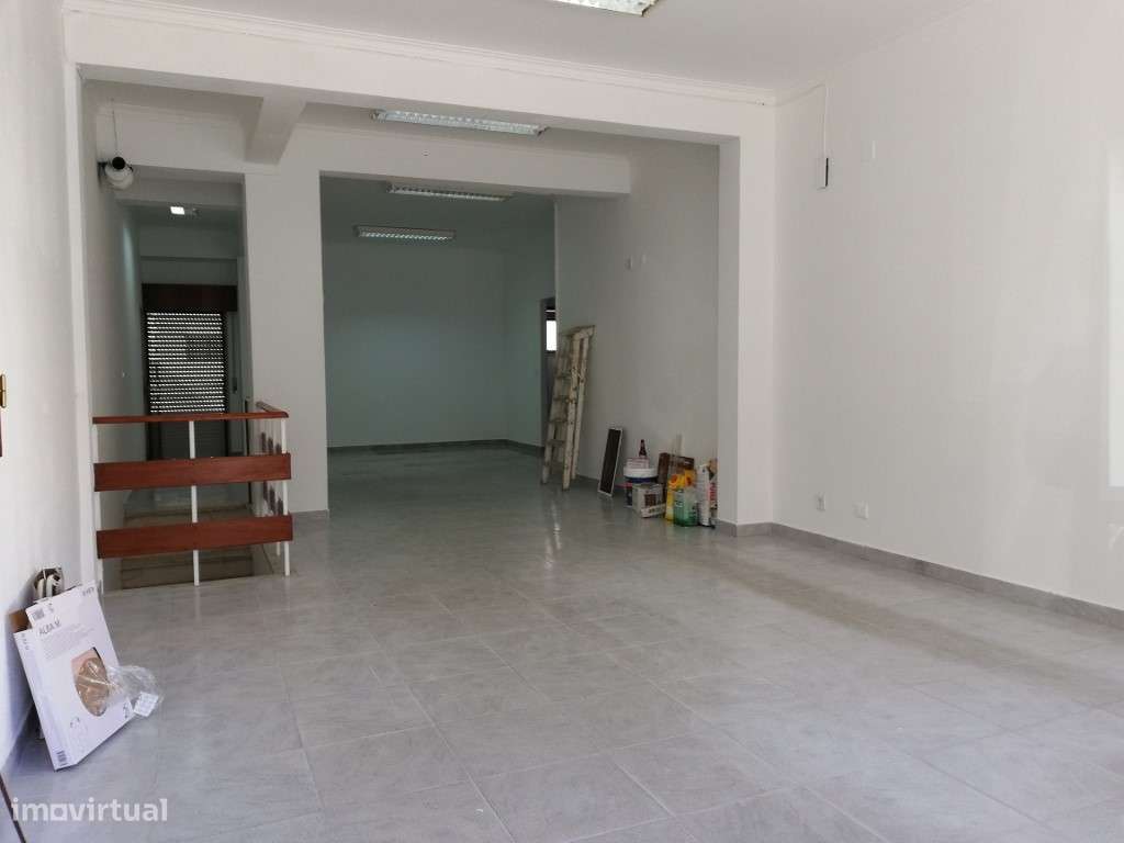 Loja de 2 pisos 50+30m2 e terraço 34m2 na Amadora - Grande imagem: 2/16
