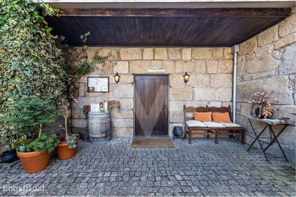 Venda de moradia T5 com grande jardim exterior e area bruta de 472 m2 - Grande imagem: 3/40