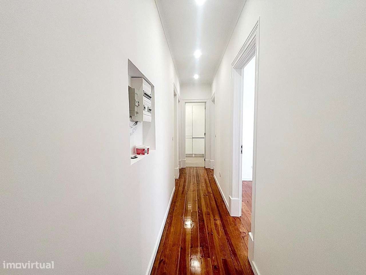 T3 totalmente remodelado com varanda na Av. General Roçadas-13