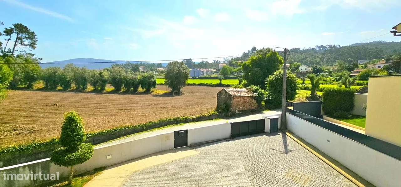 Moderna Moradia T4 com Piscina em Aldreu, Barcelos-34