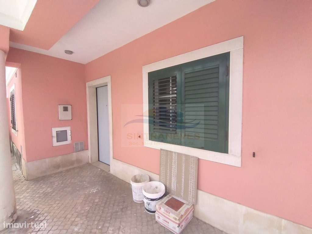 Moradia Bi-familiar com 5 quartos e 3 W/C , salão com lareira. vend... - Grande imagem: 2/45