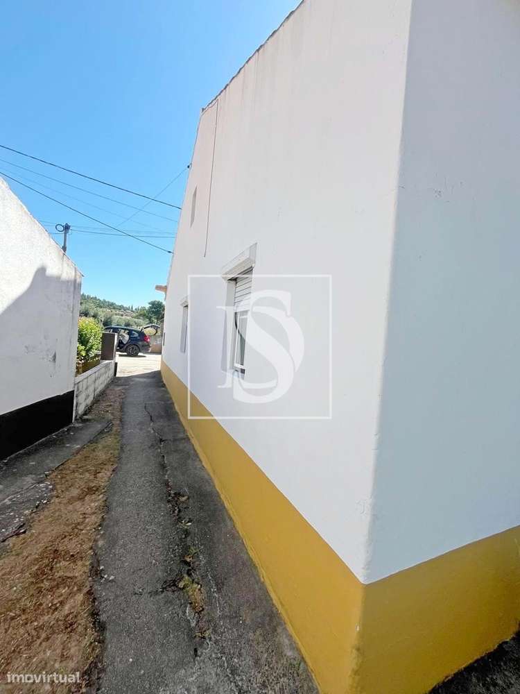 Moradia T2 de traça rústica com terreno plano de 1.275 m² – Rio de Moi - Grande imagem: 4/8