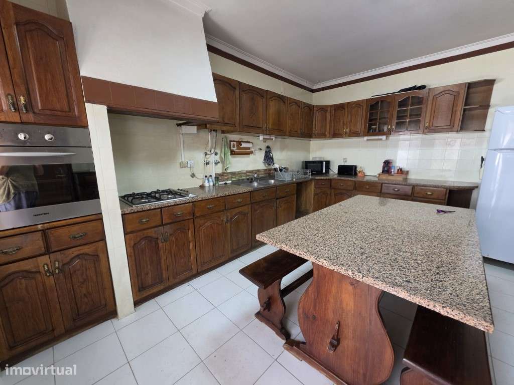 Moradia T5 com Garagem e Jardim | Centro de Elvas-7