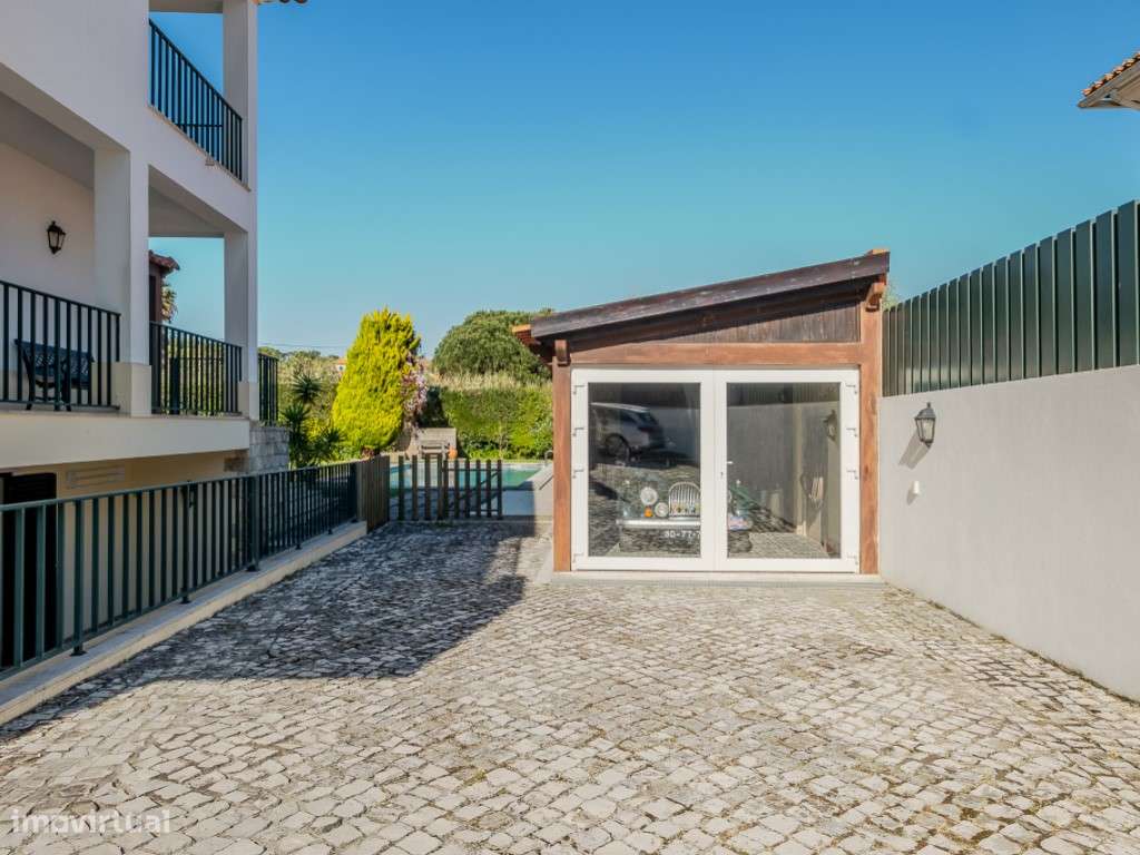 Moradia isolada inserida em terreno de 1370 m2 com piscina-8