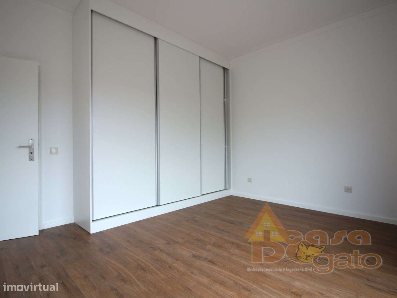 Apartamento Remodelado com boas varandas-14