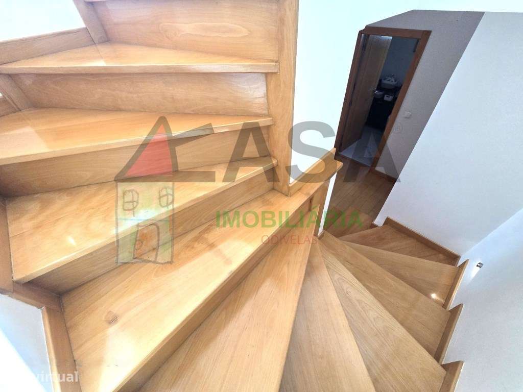 Moradia T4 com Terraço e Vista Desafogada em Loures-41