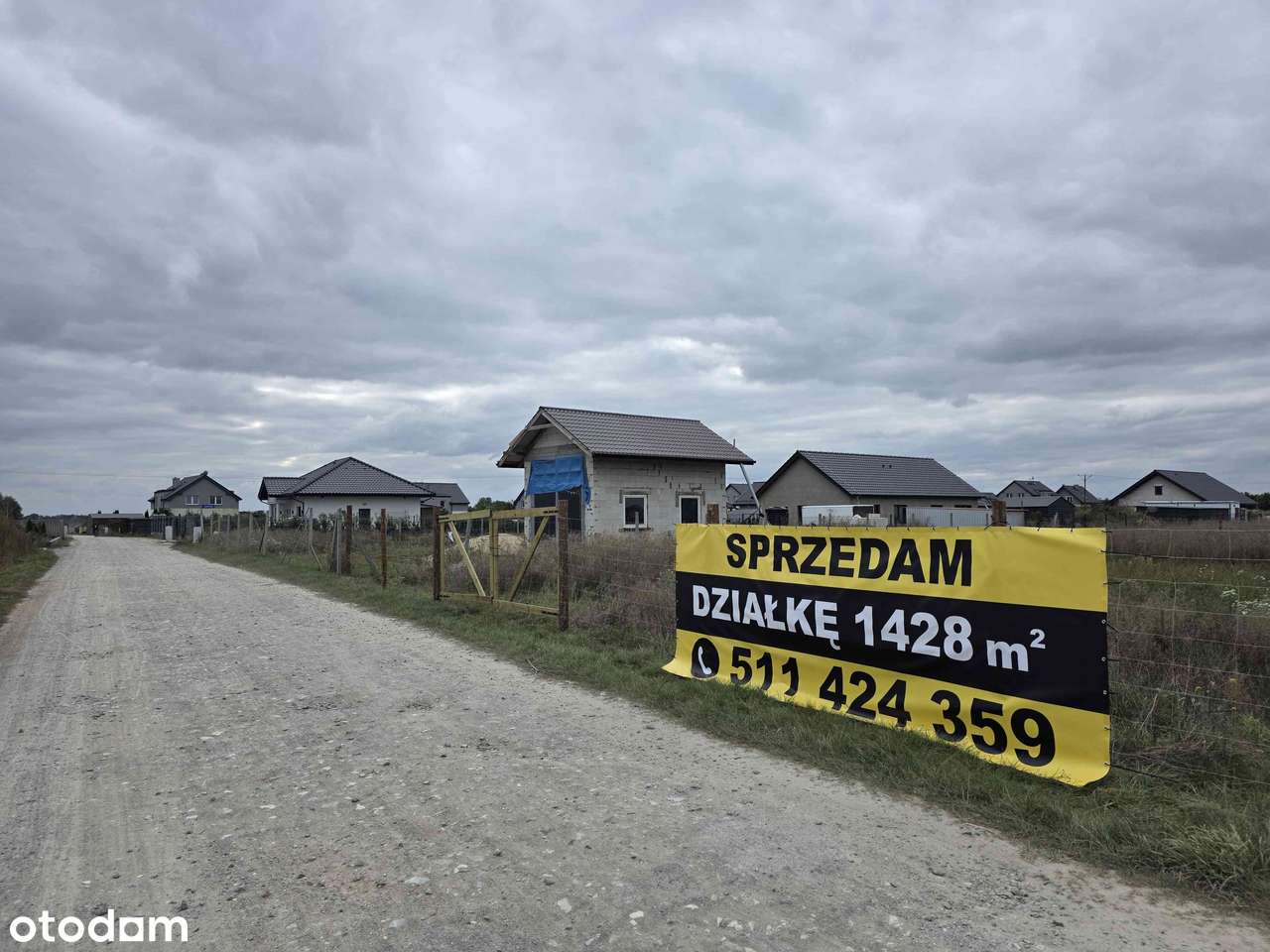 Działka pod zabudowę z dostępem do mediów - Pełny obrazek: 1/8