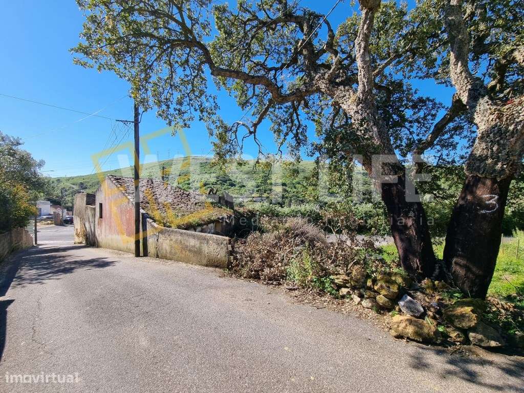 Moradia em estado ruína inserida em 1832m2 de terreno urbanizável - Grande imagem: 4/21