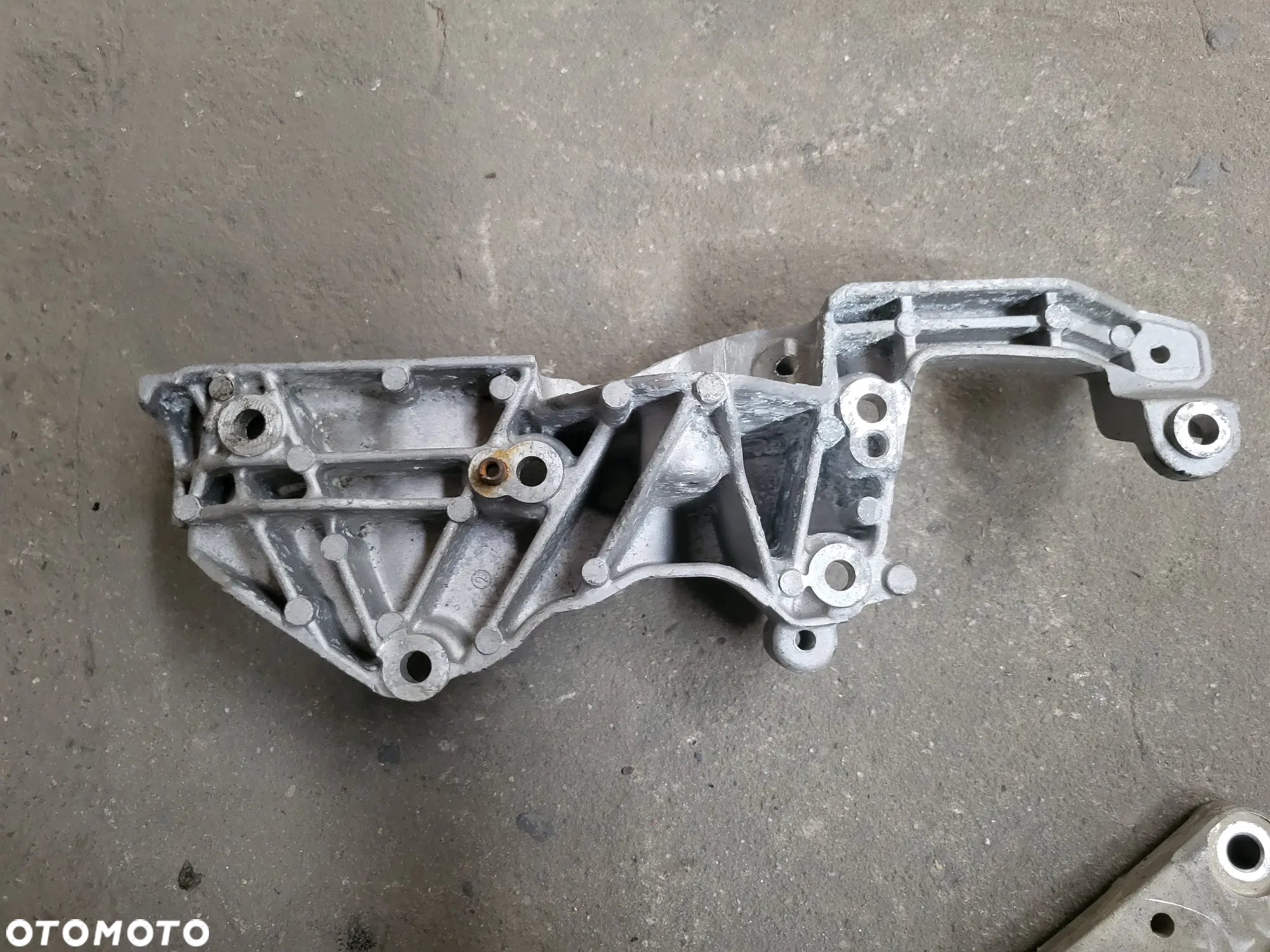 Łapa alternatora 1.2 THP Peugeot 3008 II - 2