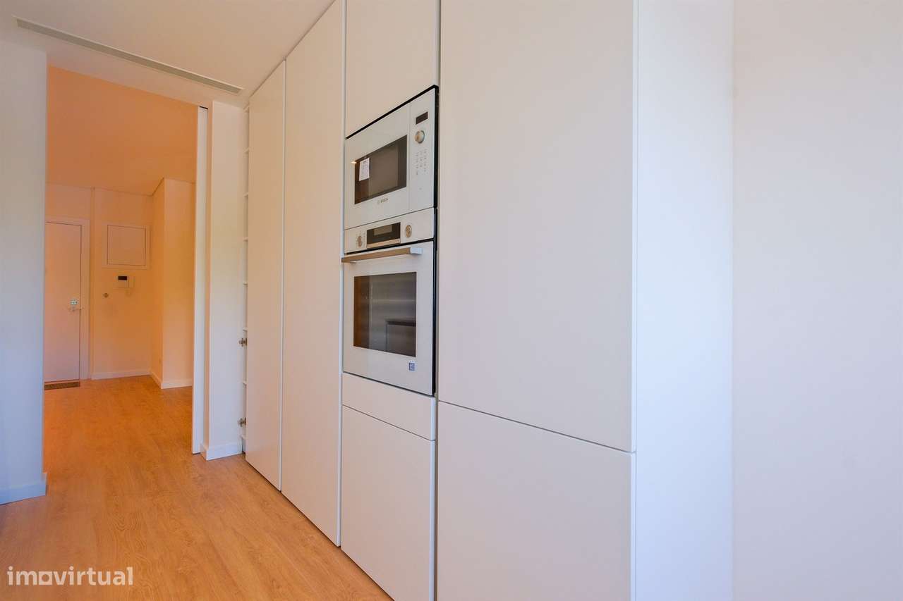 Apartamento T1 com garagem, totalmente remodelado, em condomínio com p-10