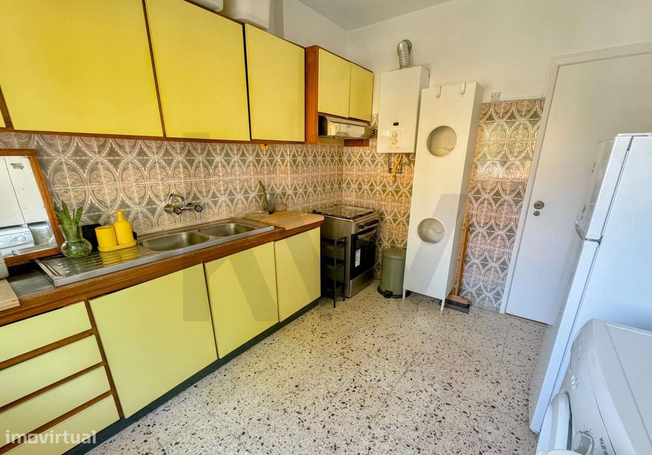 Excelente Oportunidade em Setúbal: T2 Parcialmente Renovado no Centro-6