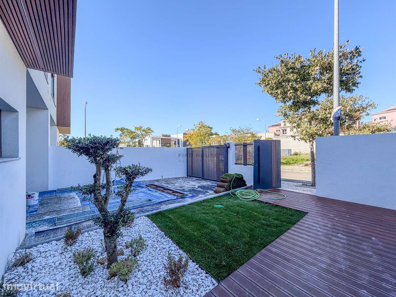 Vende-se Moradia T4 com jardim em Albarraque-7