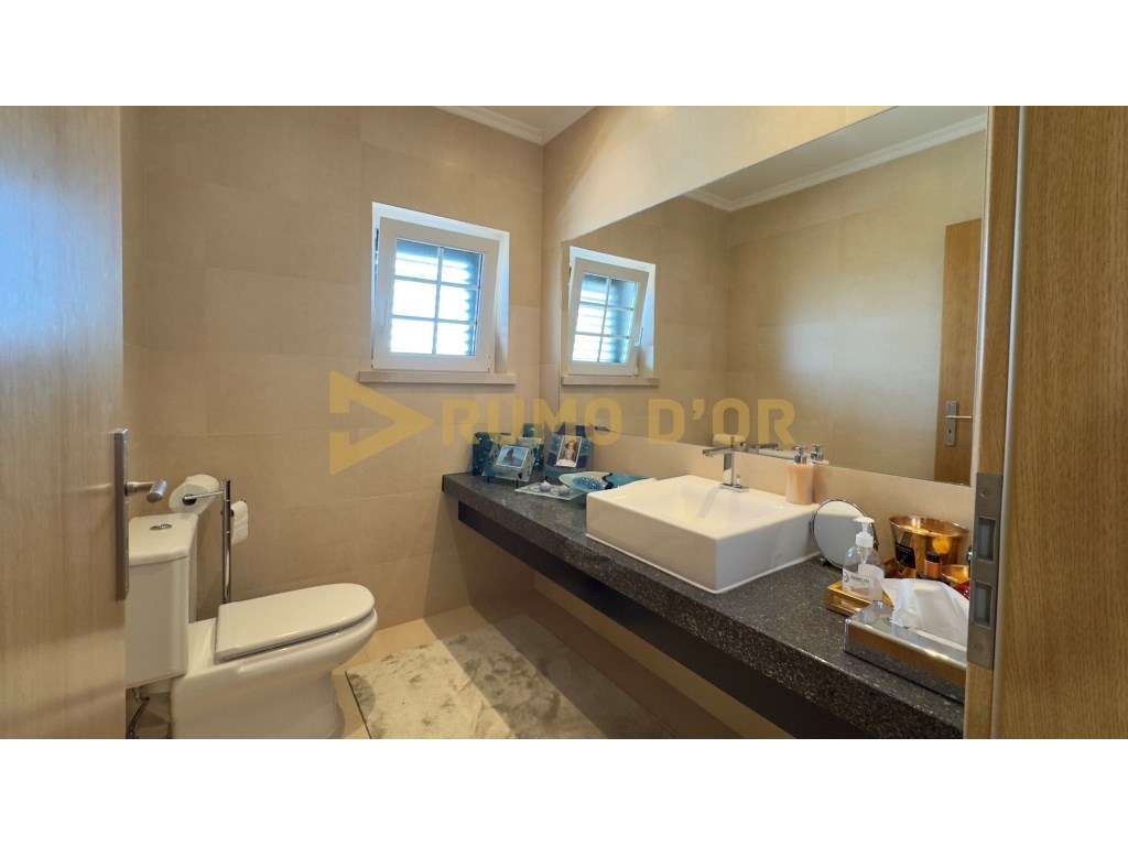 Viva com Conforto! Moradia T4 com Jardim e Espaço Exterior em Alenquer-15