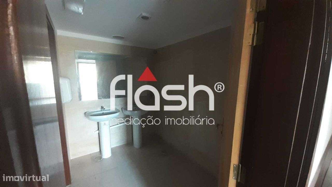 Venda de Espaço de loja/escritórios no Restelo-47