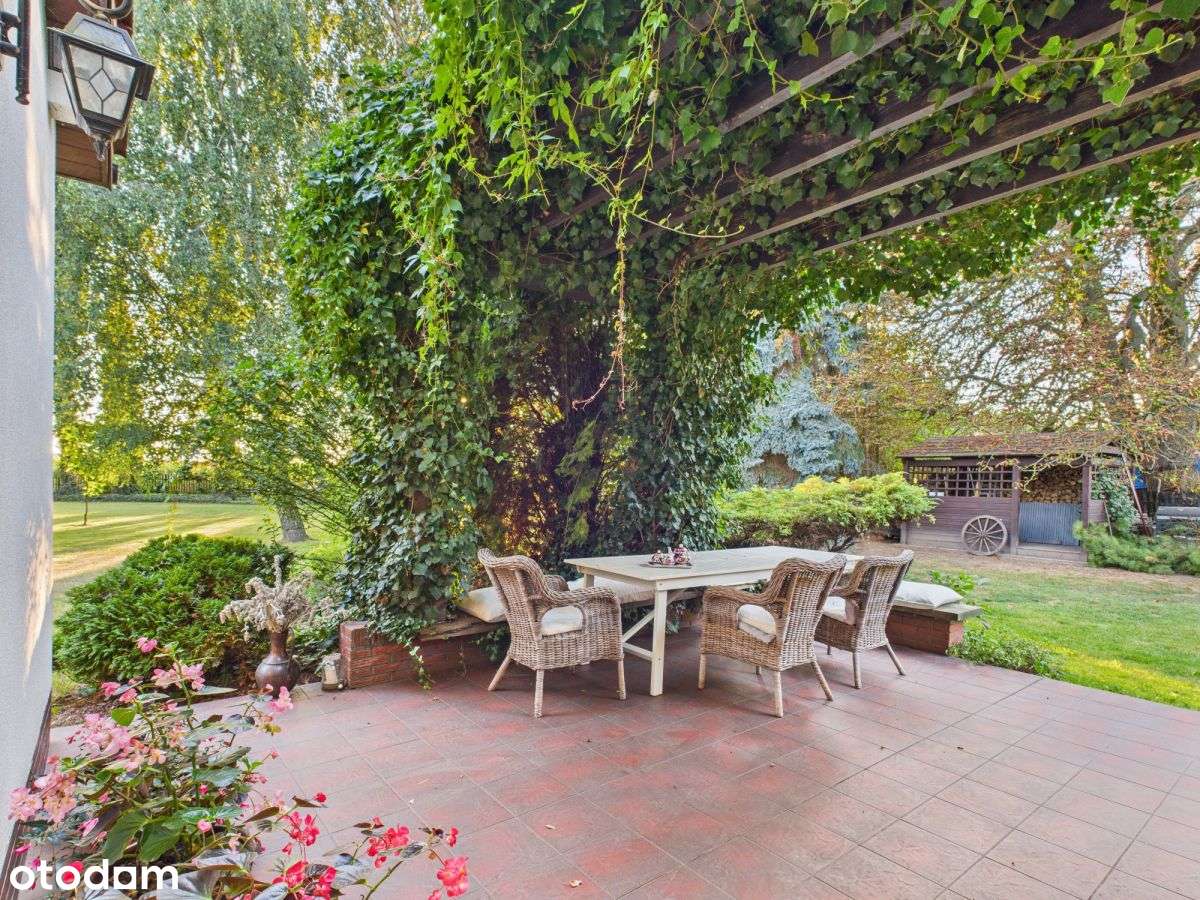 Wyjątkowy dom z garażem i przestronną działką-5