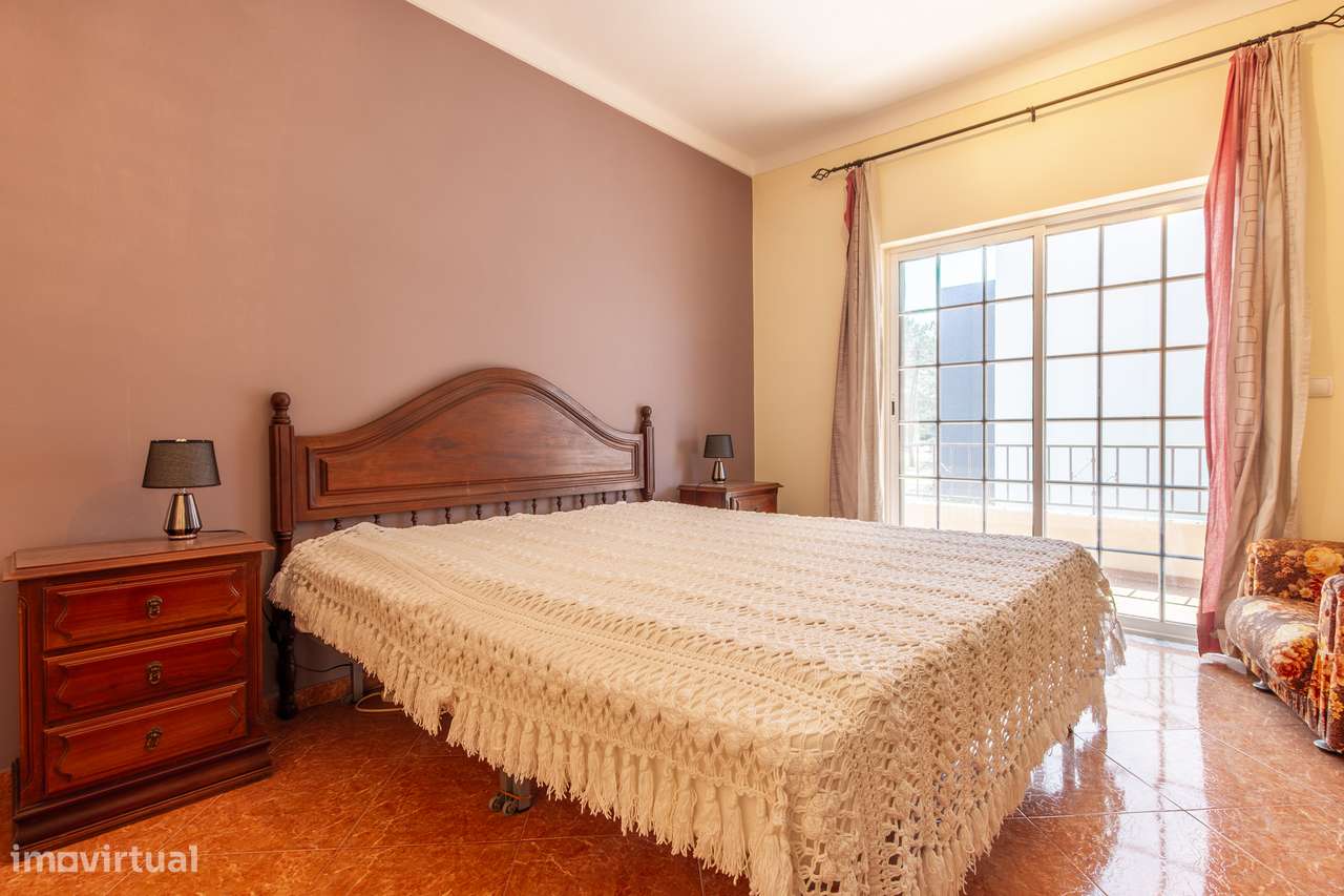 Moradia Bifamiliar com 2 Apartamentos T1 para Habitação e Rendimento-43