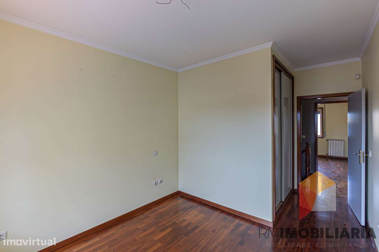 Moradia T4 em Fânzeres-38