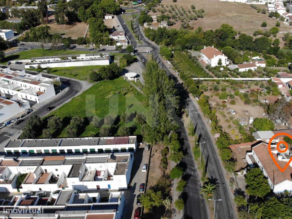 Moradia com espaço exterior em lote de 700 m²-18
