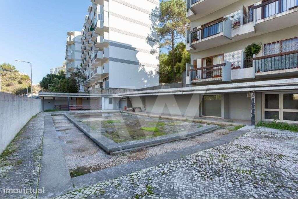 Imóvel com logradouro e piscina muito central no Estoril - Grande imagem: 2/27