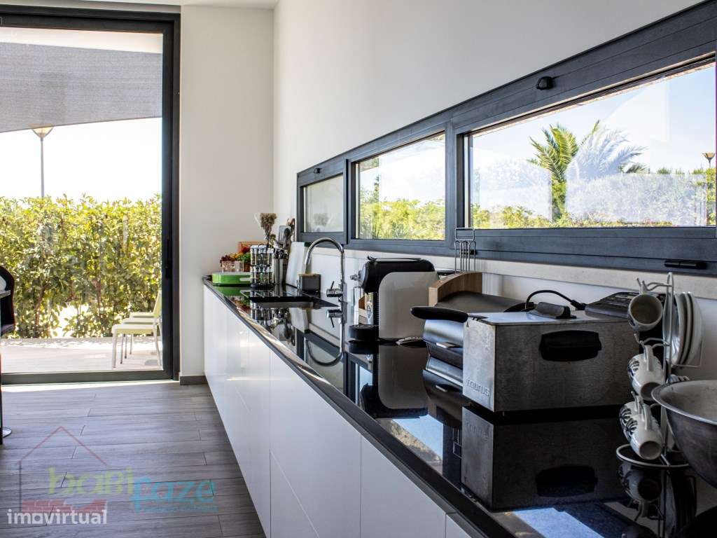 Vende-se Moradia de Luxo T5 com piscinas e Vista Mar-6