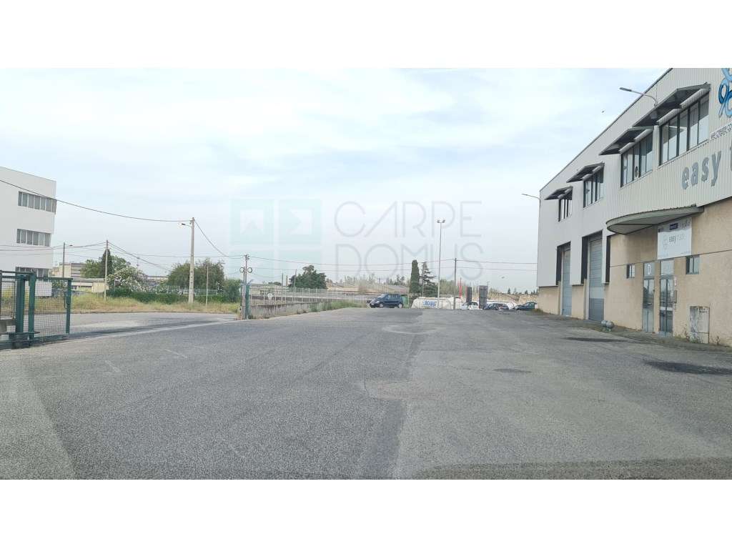 Amplo Armazém com escritórios na Nacional 10, Alverca do Ribatejo-47