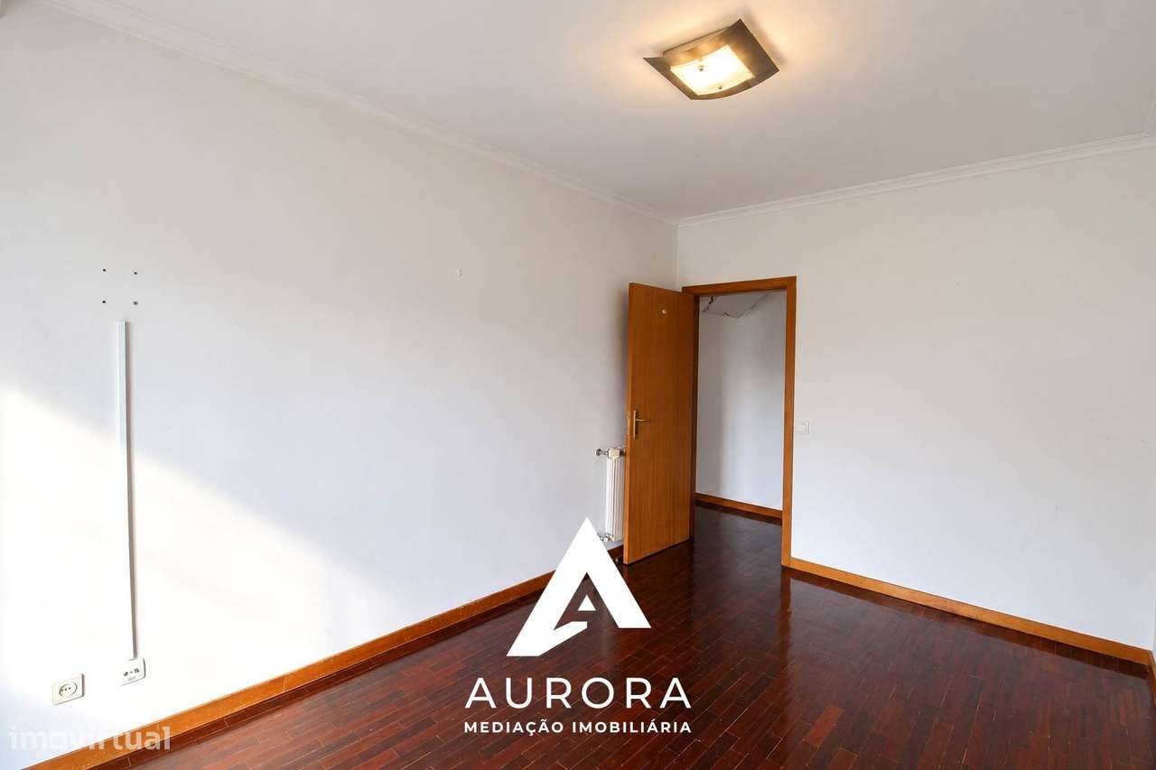 Apartamento T3 com 2 lugares de garagem e sótão-11