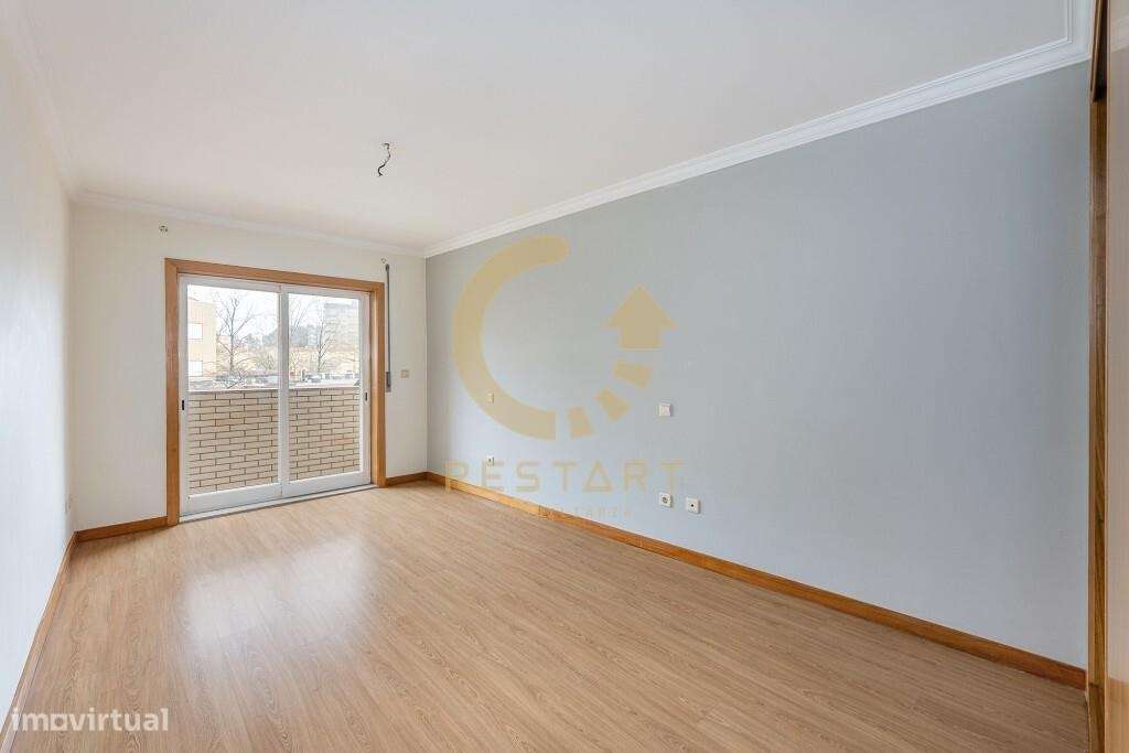 Apartamento T3 com excelente exposição solar, box fechada e junto ao m-34