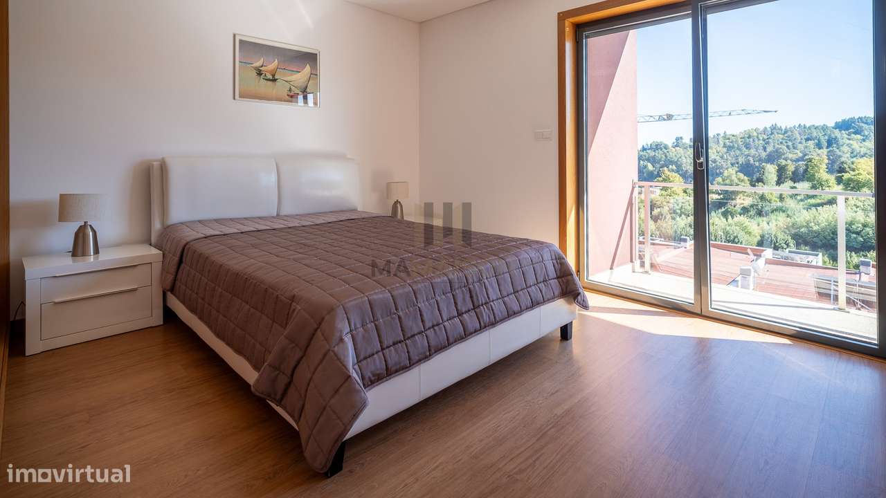 Moradia T4 de Luxo / Centro de Lamego / Jardim e Garagem-11