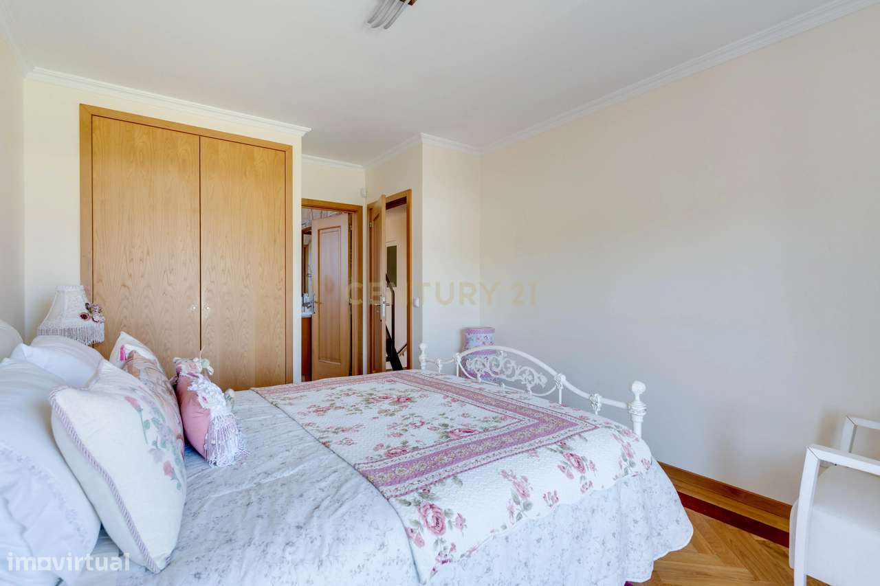 Moradia T3, Águas-furtadas + Cave com possibilidade +T1-3