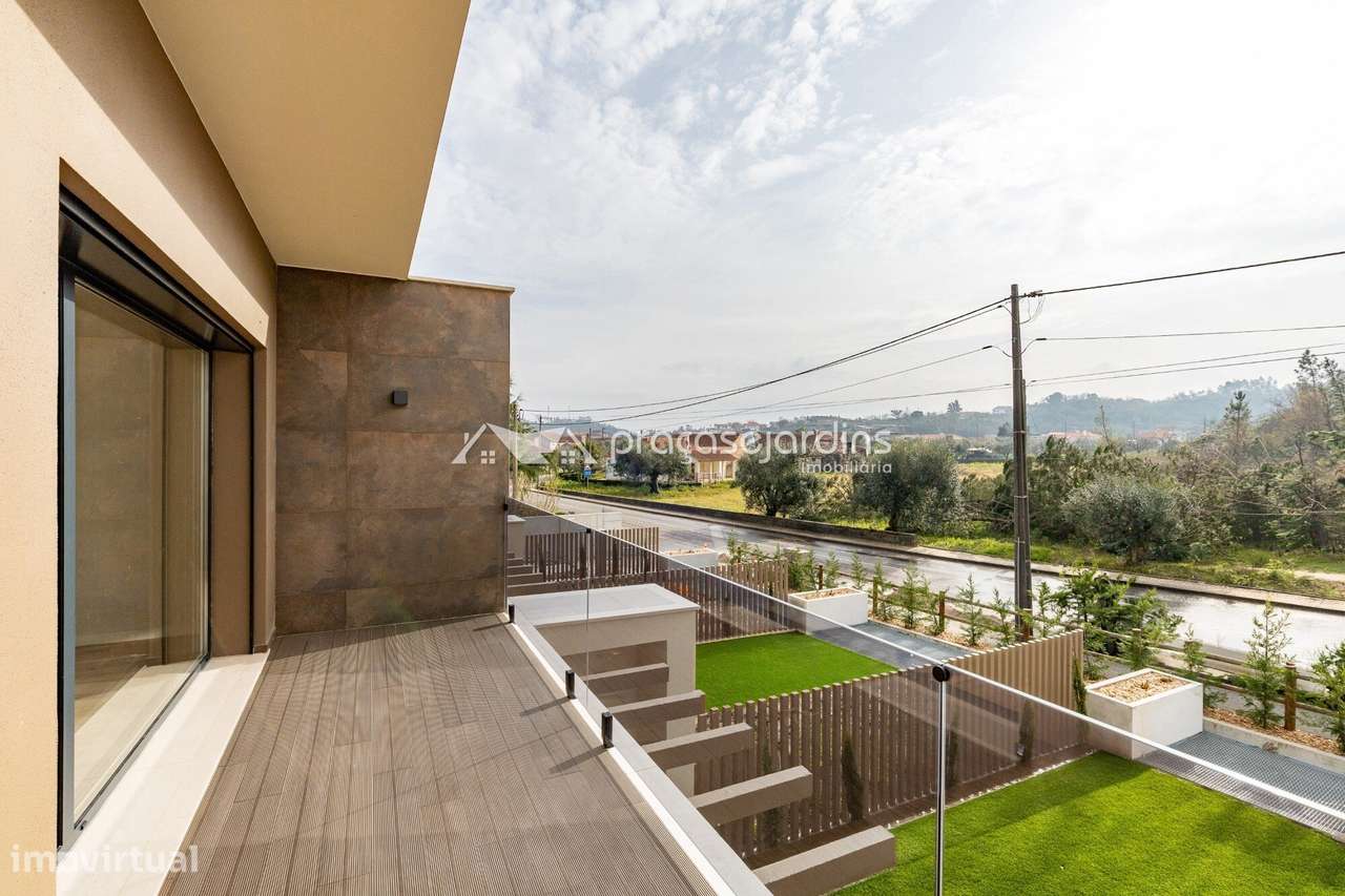 Moradia T3 de Arquitetura Moderna com Jardim e Garagem-19