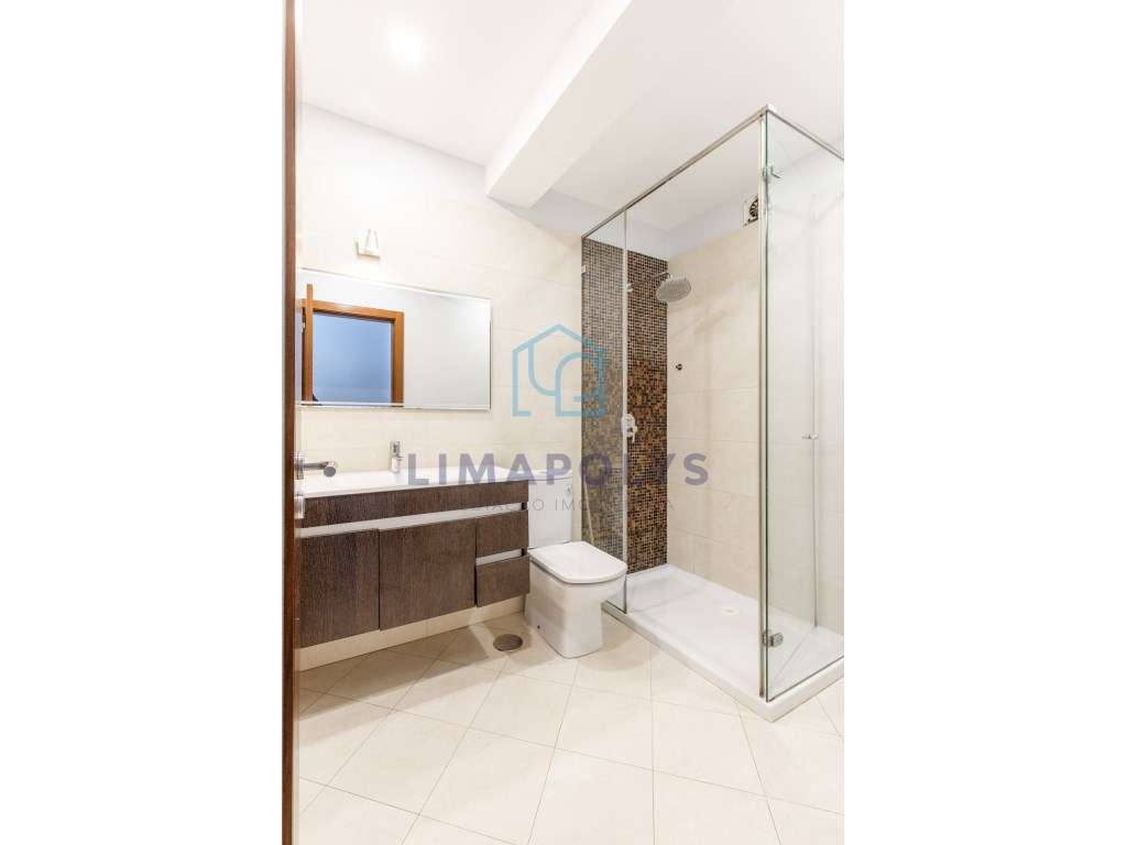 Apartamento T1 renovado com terraço privado-7