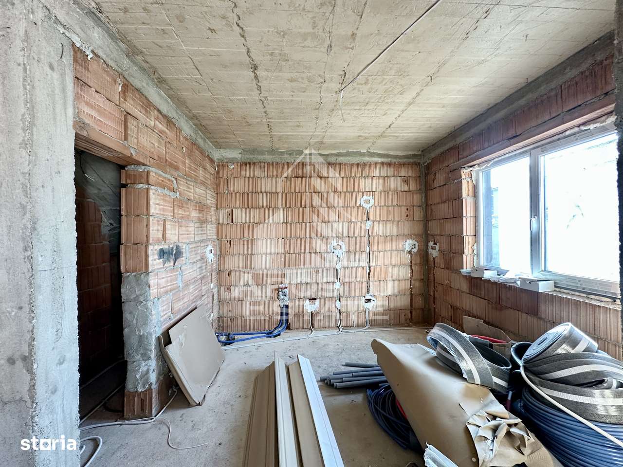 Jumatate de duplex cu 5 camere despartit prin garaj, 131 mp utili - Imagine principală: 5/20