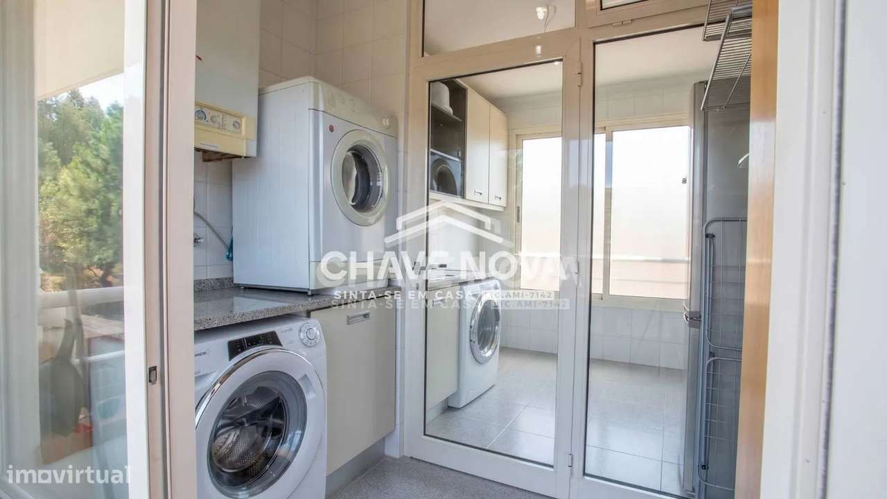 Apartamento T2, em Pedroso, com duas varandas, garagem e arrumos-16